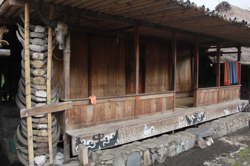 Byvolie hlavy, ktoré musia v dedine vždy obetovať, keď sa na domoch vykonávajú zmeny